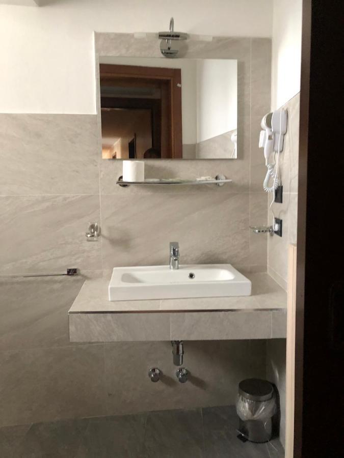 Hotel Nuovo Milan Bagian luar foto