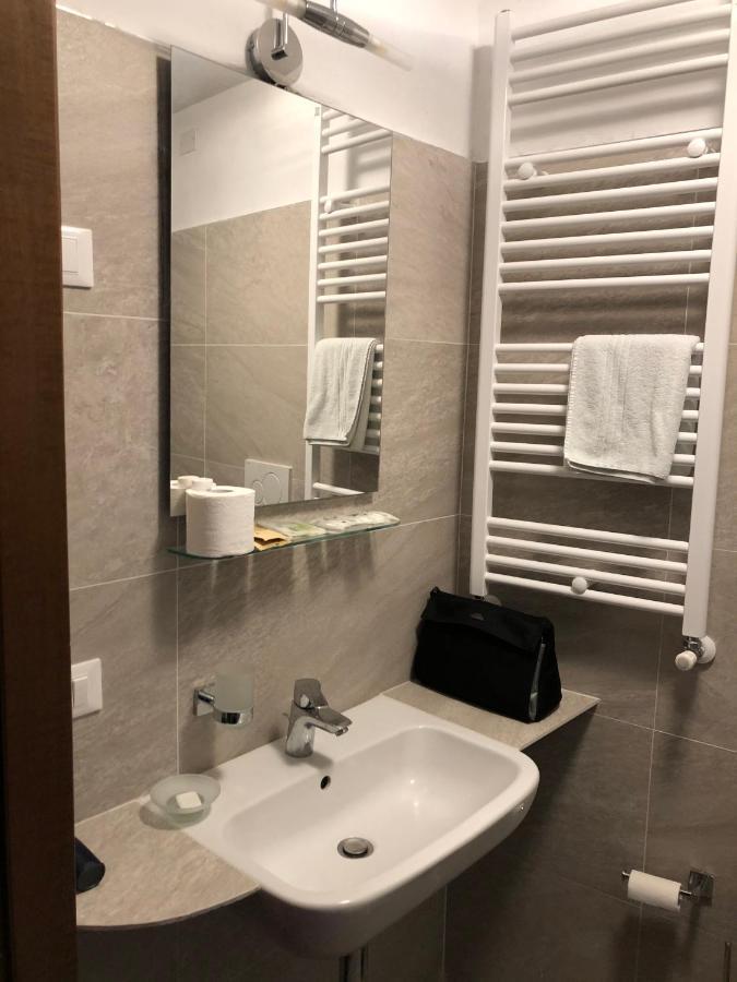 Hotel Nuovo Milan Bagian luar foto