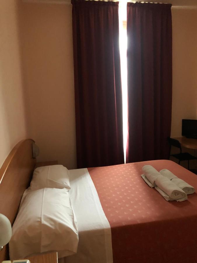 Hotel Nuovo Milan Bagian luar foto